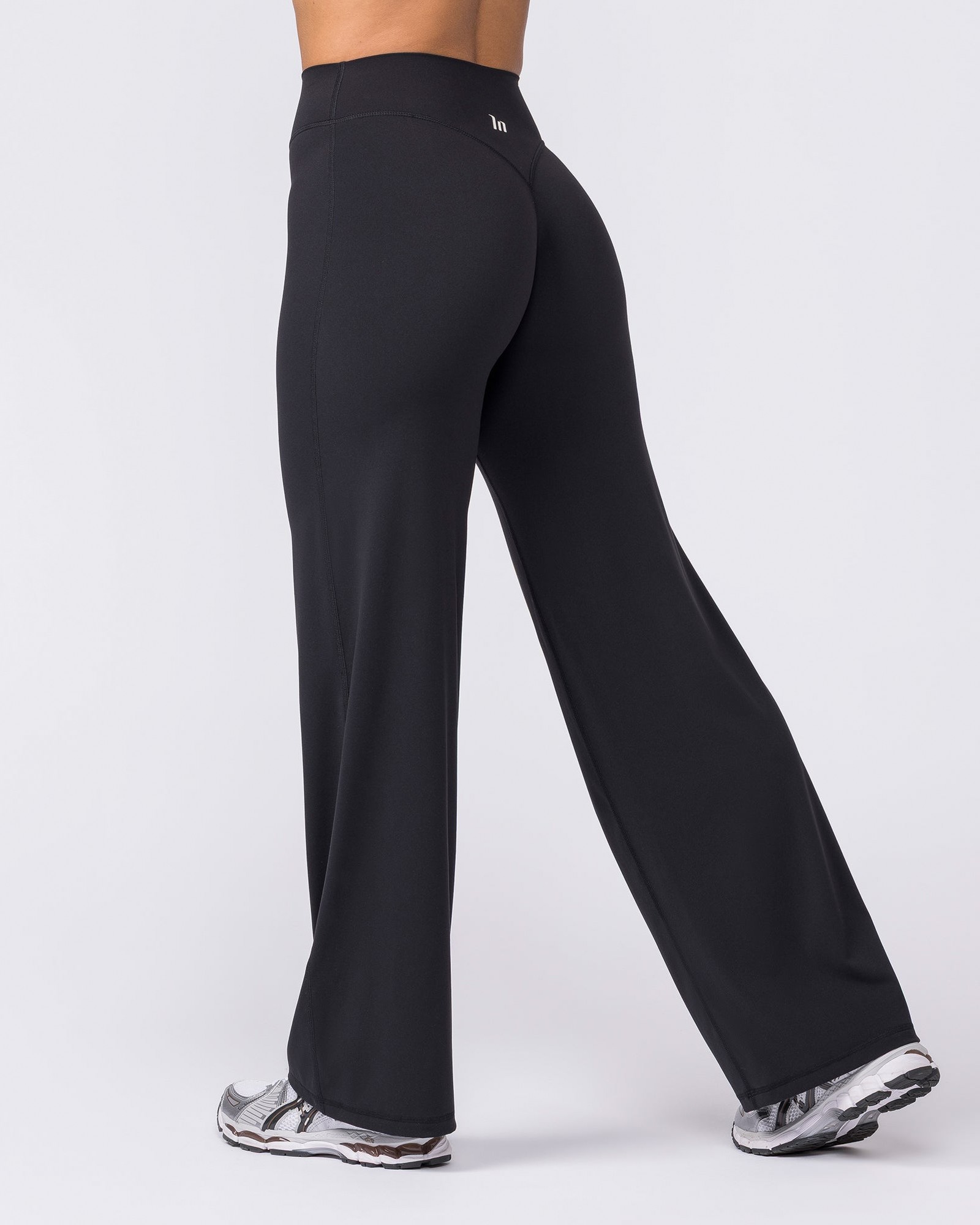 Aura Straight Leg Leggings Short - Black