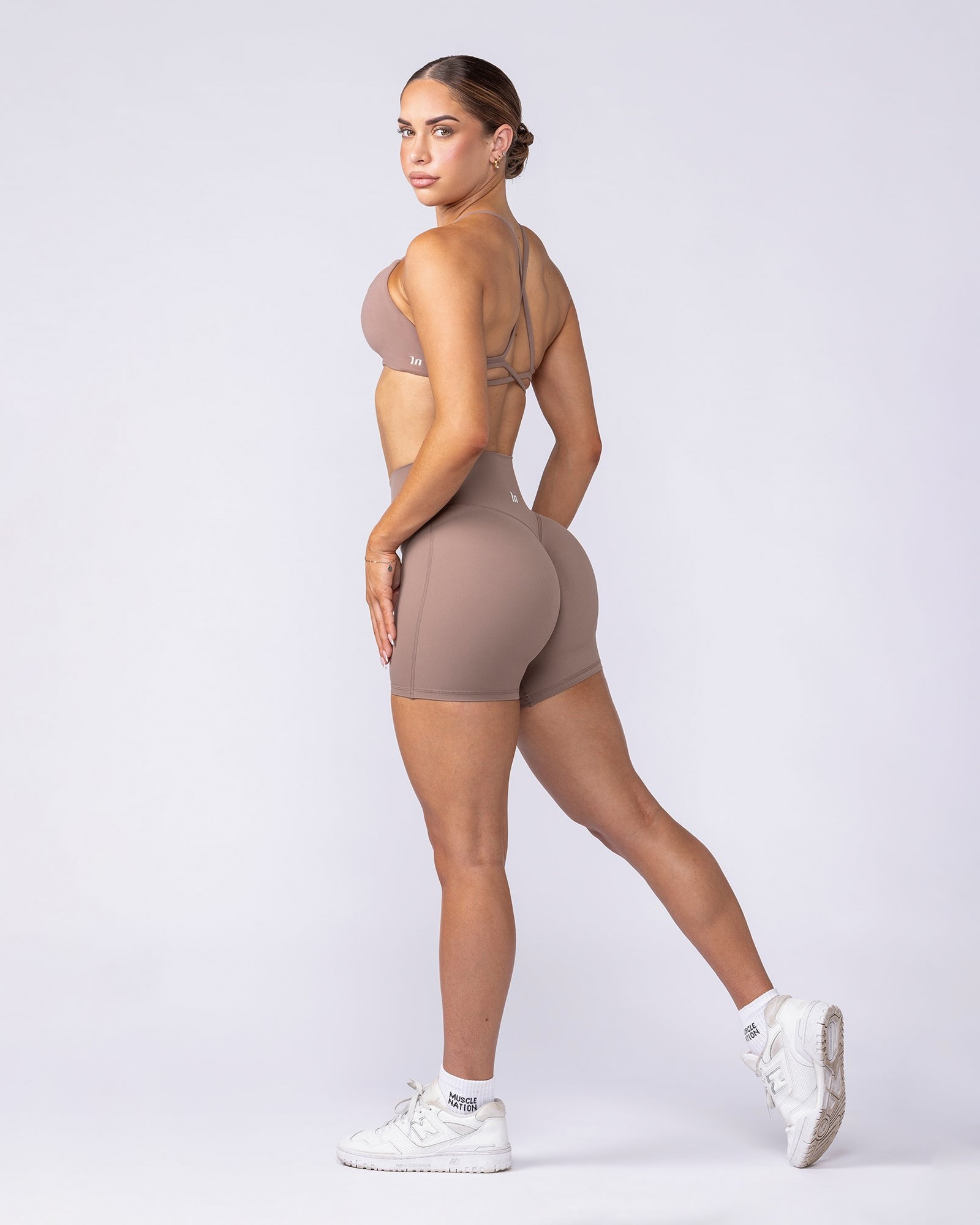 Aura Peachy Invisible Scrunch Midway Shorts - Cookie