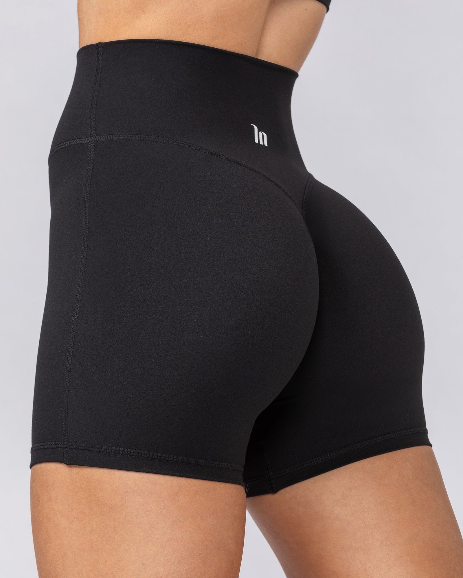 Aura Peachy Invisible Scrunch Midway Shorts - Black