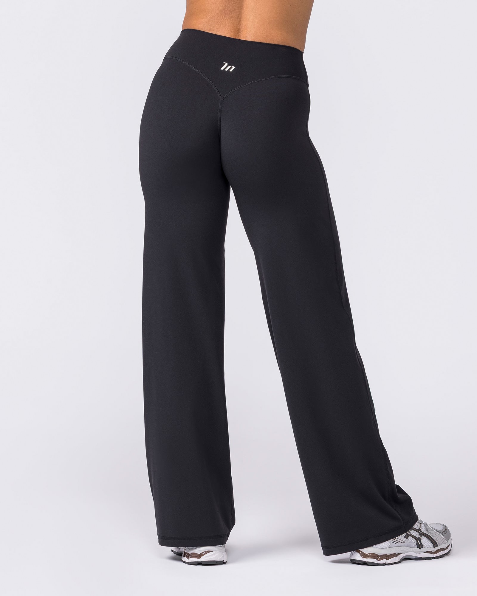 Aura Straight Leg Leggings Short - Black