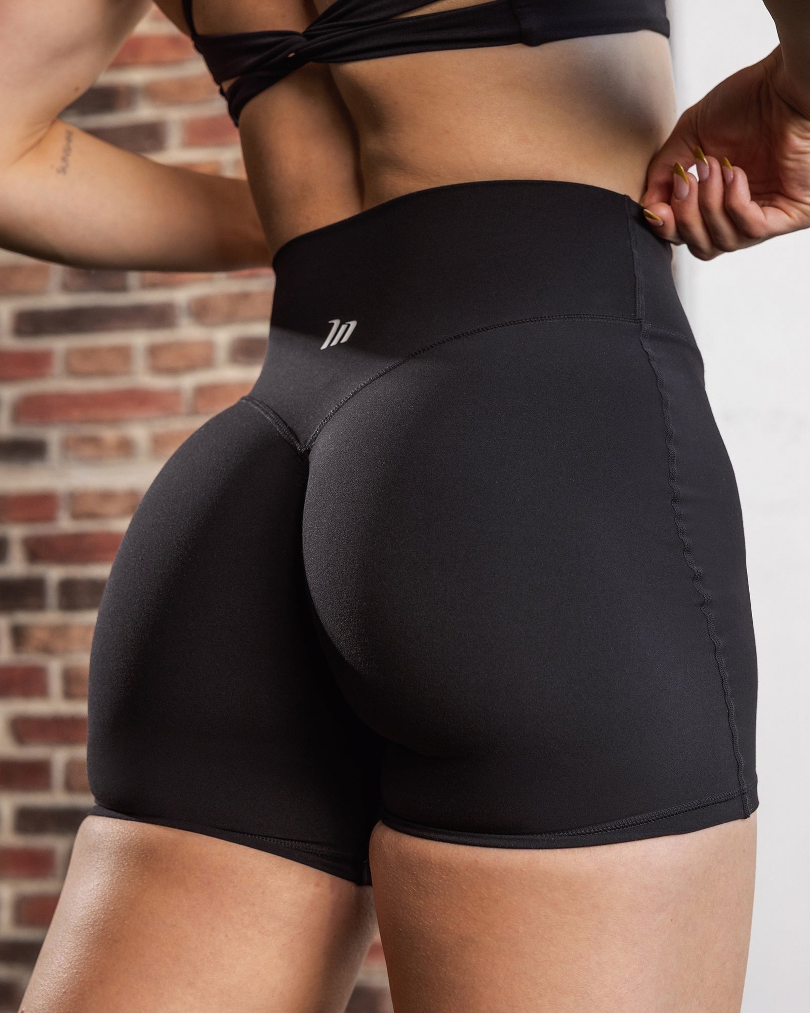Aura Peachy Invisible Scrunch Midway Shorts - Black