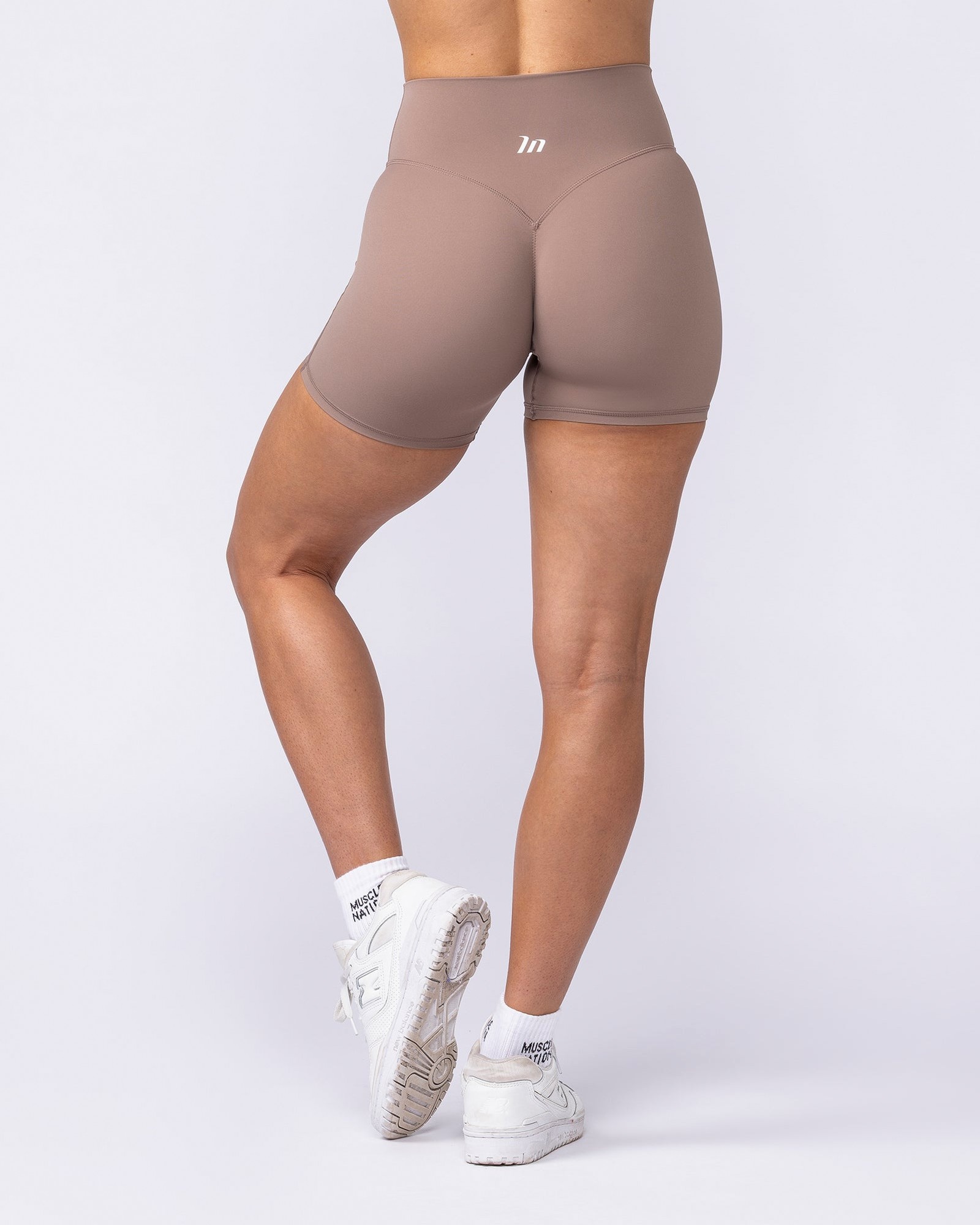 Aura Peachy Invisible Scrunch Midway Shorts - Cookie